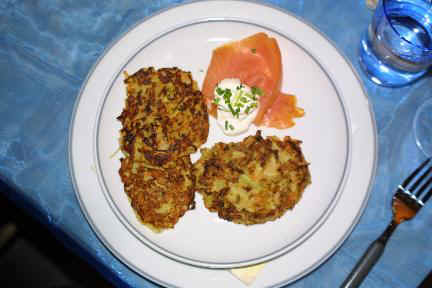036-Zucchinipuffer-Raeucherlachs.jpg (42836 Byte)